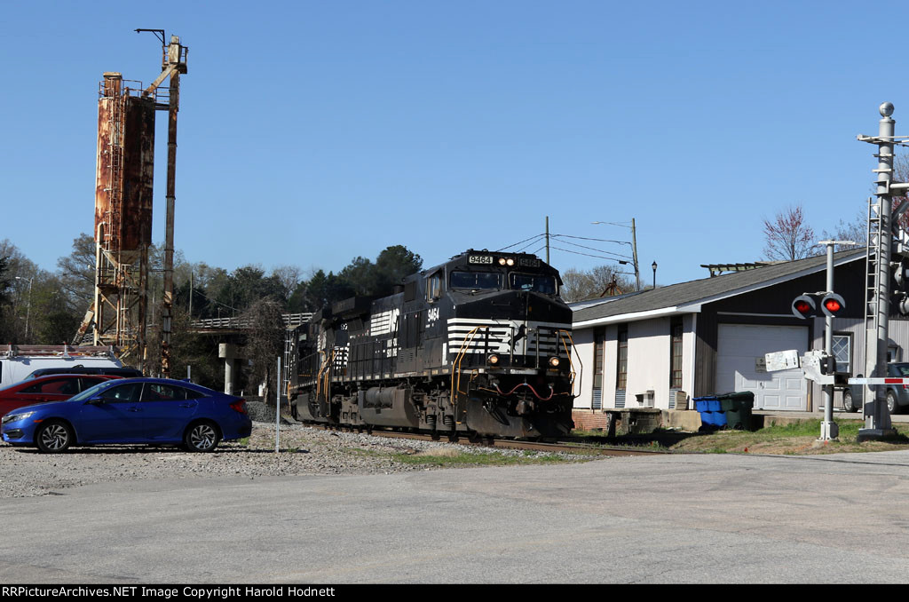 NS 9464 leads train E25 towards Glenwood Yard